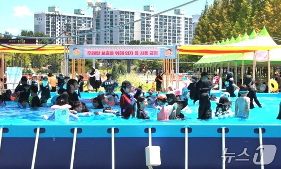 27일 정오께 전북 전주월드컵경기장광장에 마련된 &#39;한바탕 전주 여름철 물놀이장&#39;이 시민들로 북적이고 있다. 2025.7.27/뉴스1 신준수 기자