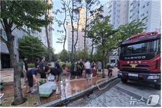 울산소방본부가 서울주 일대에 발생한 단수사태에 공동주택 등에 긴급 급수 지원활동을 벌였다.(울산시제공. 재판매 및 DB 금지)