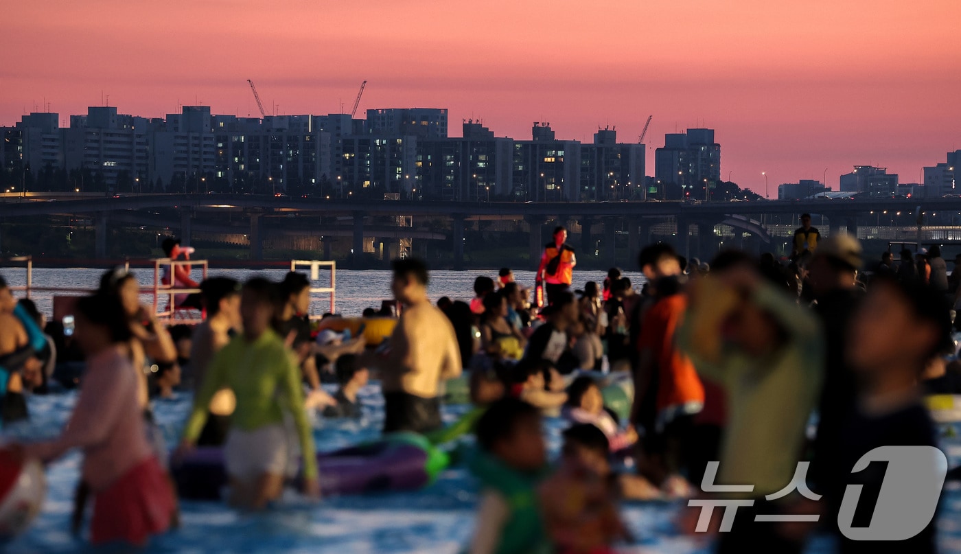 전국 대부분 지역에서 열대야가 나타난 지난 27일 서울 마포구 난지한강 물놀이장에서 열린 '2025 한강페스티벌 여름' 한강시네마 퐁당을 찾은 시민들이 물놀이를 하며 영화 관람을 하고 있다. 2025.7.27/뉴스1 ⓒ News1 김성진 기자