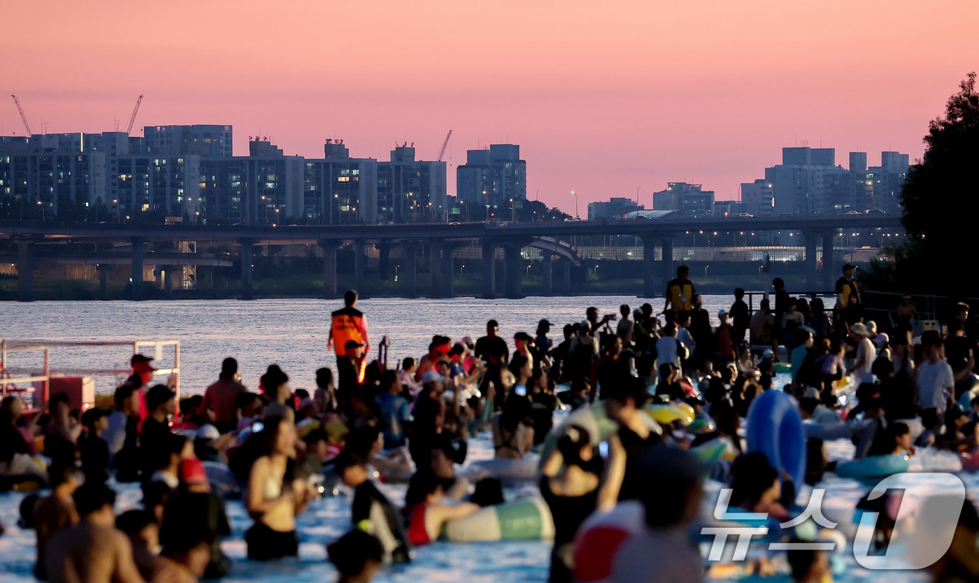 전국 대부분 지역에서 열대야가 나타난 27일 서울 마포구 난지한강 물놀이장에서 열린 '2025 한강페스티벌 여름' 한강시네마 퐁당을 찾은 시민들이 물놀이를 하고 있다. 2025.7.27/뉴스1 ⓒ News1 김성진 기자