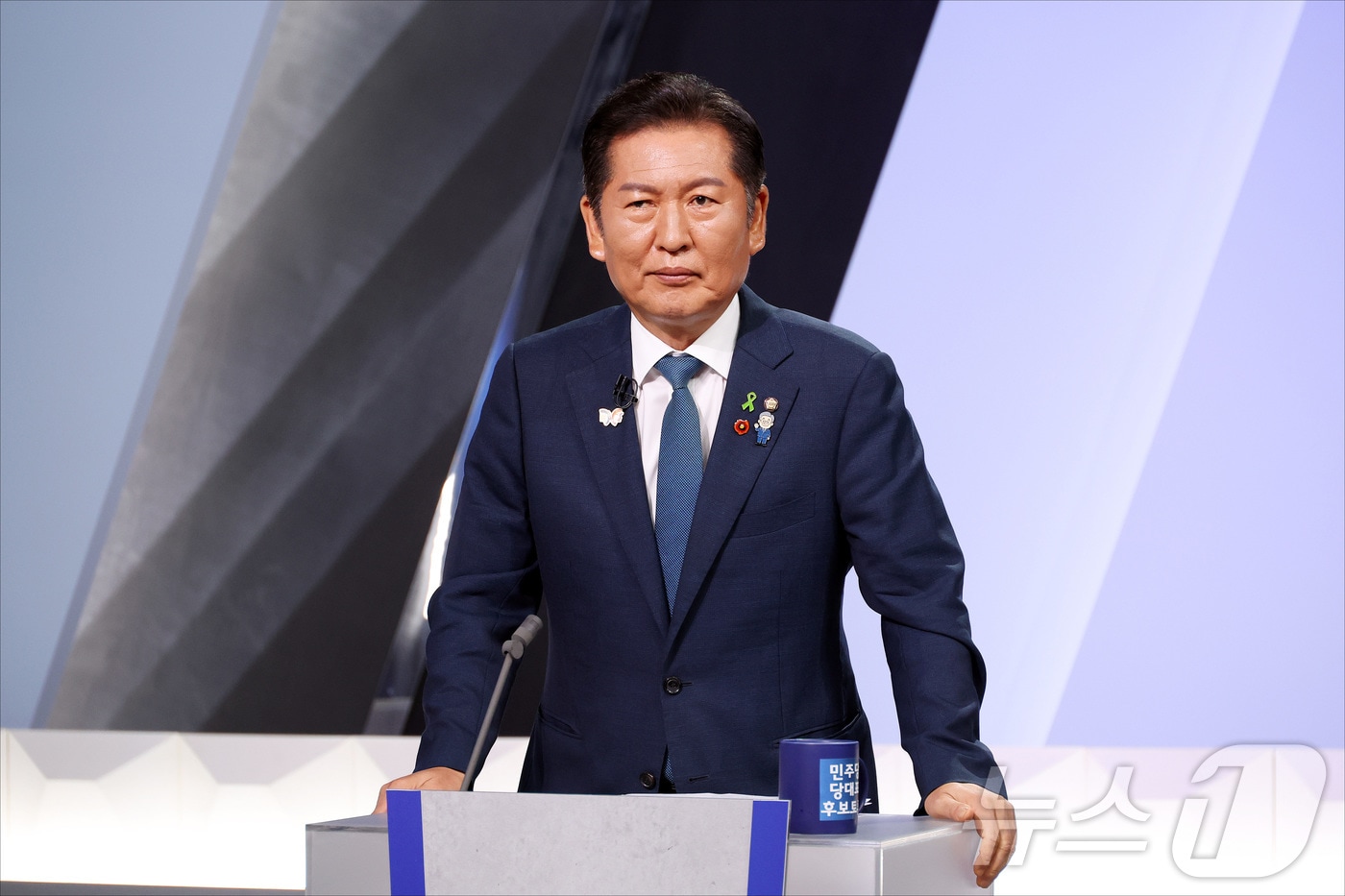 정청래 더불어민주당 당대표 후보가 27일 오후 서울 여의도 KBS 신관 공개홀에서 TV토론회 시작 전 토론 준비를 하고 있다. 2025.7.27/뉴스1 ⓒ News1 국회사진기자단