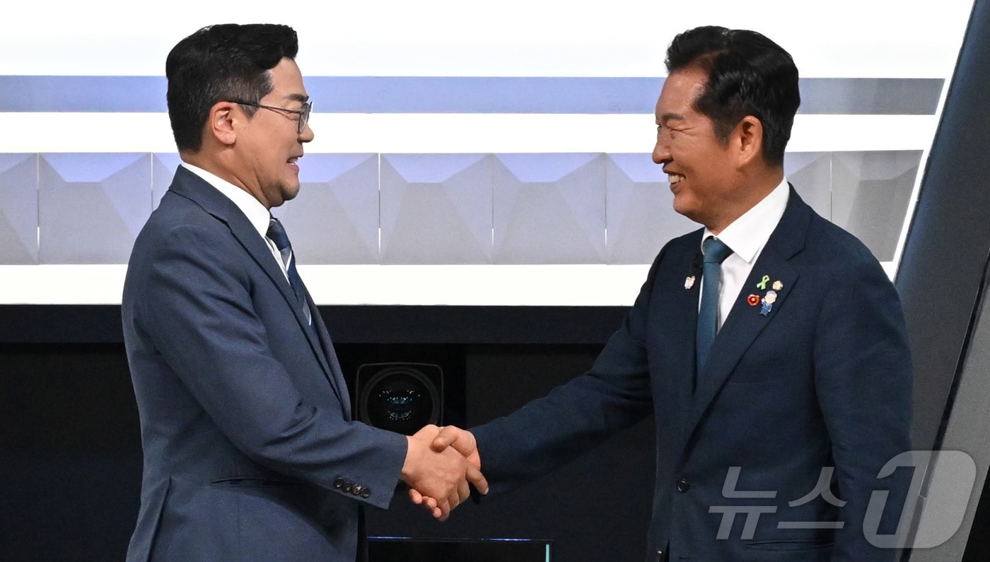 박찬대(왼쪽)·정청래 더불어민주당 당대표 후보가 지난 27일 오후 서울 여의도 KBS에서 열린 TV토론회 시작 전 기념촬영을 하고 있다. 2025.7.27/뉴스1 ⓒ News1 국회사진기자단