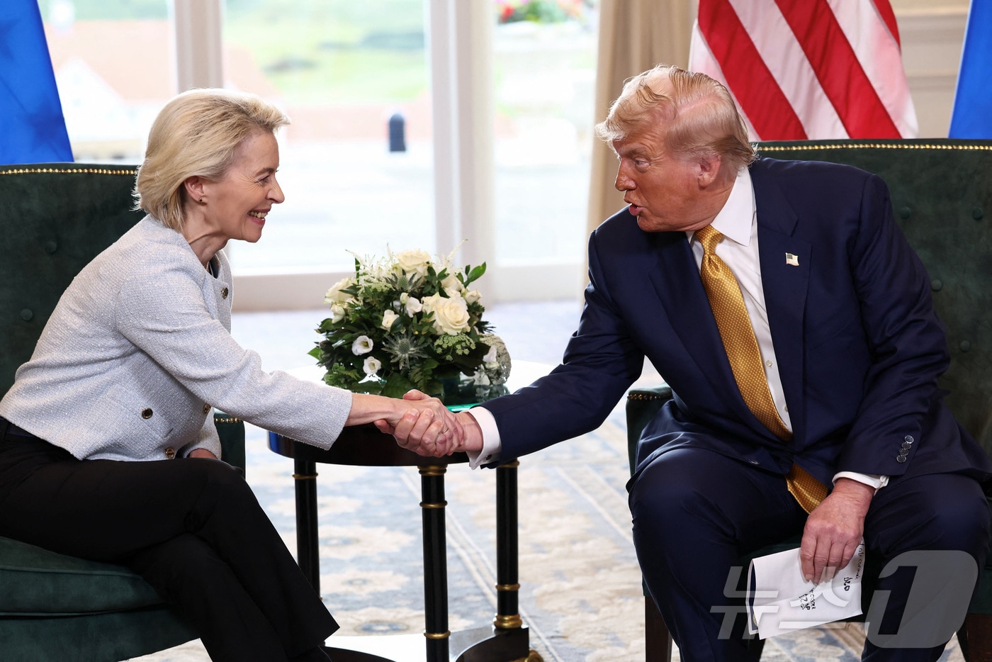 도널드 트럼프 미국 대통령이 27일&#40;현지시간&#41; 영국 스코틀랜드 턴베리에서 우르줄라 폰 데어 라이엔 유럽연합&#40;EU&#41; 집행위원회 위원장과 EU에 대한 상호관세 및 자동차 관세를 15%로 낮추기로 한 무역 협상에 합의한 후 악수하고 있다. 2025.07.27. ⓒ 로이터=뉴스1 ⓒ News1 류정민 특파원