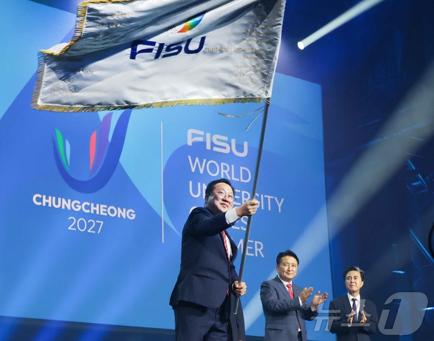 이장우 대전시장이 지난 27일(현지시각) 유럽 국외출장 일정 중 독일에서 열린 ‘2025라인-루르 하계 유니버시아드대회’ 폐회식에 참석하여 2027 충청 유니버시아드대회기를 인수했다. ‘2027 충청 유니버시아드대회’는 전 세계 대학생 선수들이 참여하는 국제종합경기대회로, 2027년 8월 1일부터 12일까지 대전·세종·충북·충남 4개 시도에서 개최된다. (대전시 제공. 재판매 및 DB금지)2025.7.28/뉴스1 ⓒ News1 이동원 기자