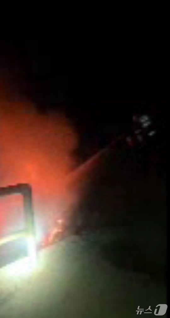 인천경찰청 4기동대 소속 경찰관들이 강화도 농로에 난 화재를 진압하고 있다.(인천경찰청 제공. 재배포 및 DB금지)2025.7.28/뉴스1