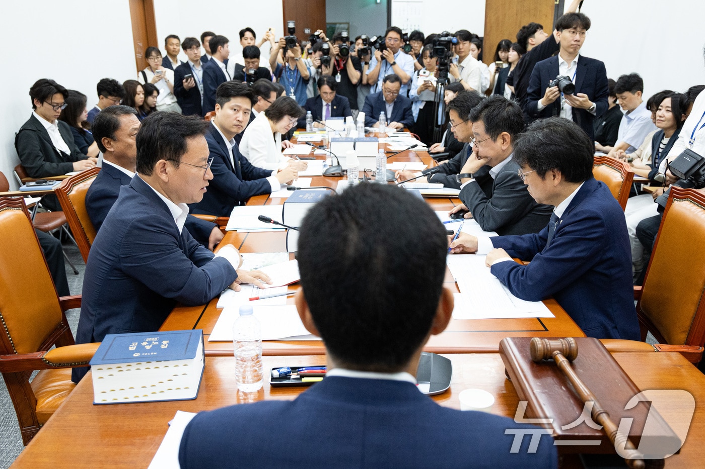 김주영 국회 환경노동위원회 고용노동법안심사소위원장이 28일 서울 여의도 국회에서 열린 제427회 국회(임시회) 제1차 고용노동법안심사소위원회를 주재하고 있다. 환노위는 이날 소위를 열고 노동조합 및 노동관계조정법 일부개정법률안(노란봉투법)을 심사한다. 2025.7.28/뉴스1 ⓒ News1 유승관 기자