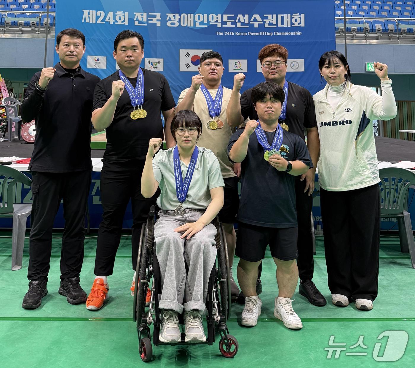 울산 동구 돌고래역도단이 지난 7월 22일부터 26일까지 강원도 홍천종합체육관에서 열린 제24회 전국장애인역도선수권대회에 참가해 금메달 8개, 은메달 5개, 동메달 2개를 획득했다. (울산 동구 제공. 재판매 및 DB금지)/뉴스1