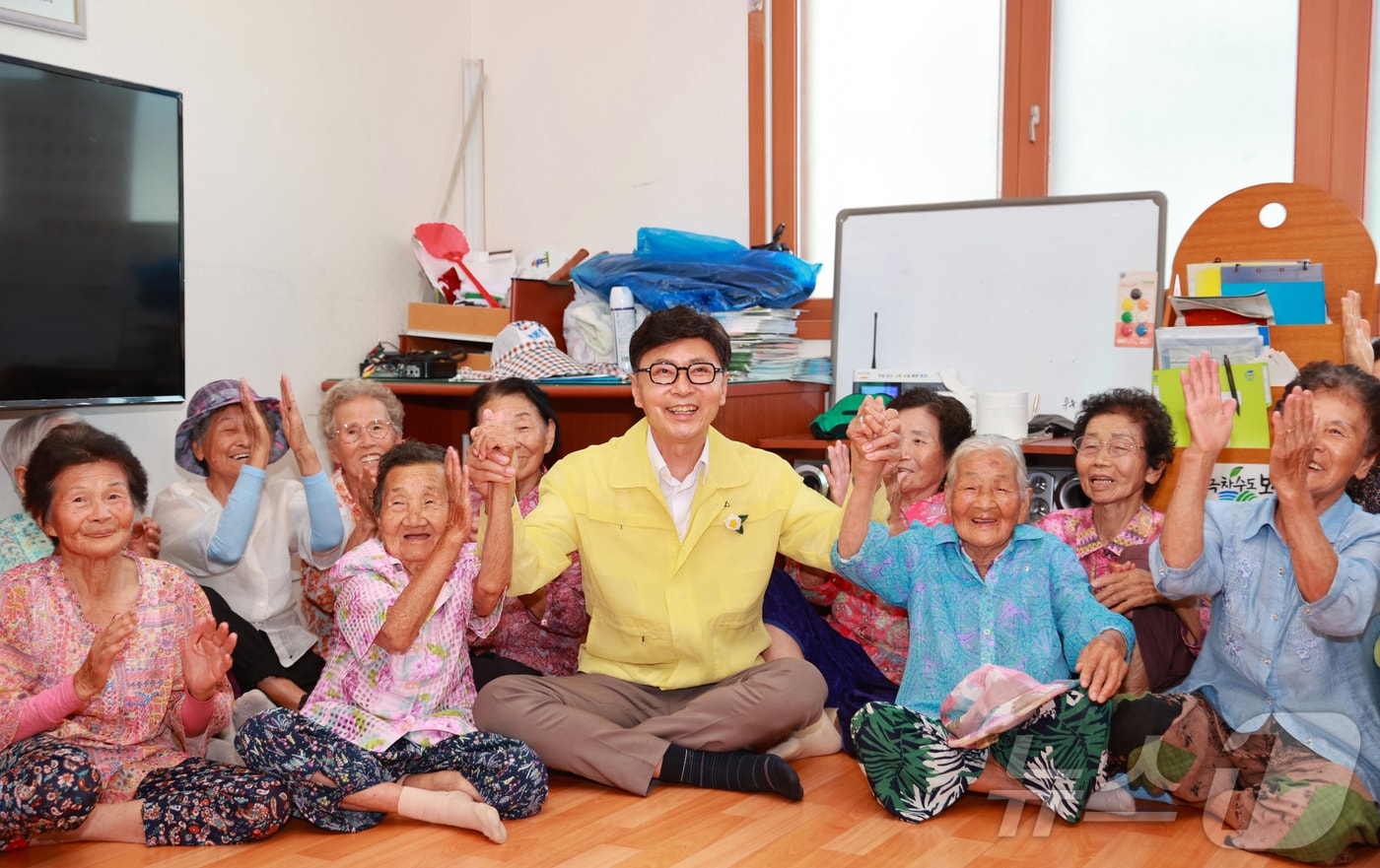 김철우 보성군수가 28일 관내 경로당을 돌며 정부 민생회복 소비쿠폰 신청을 독려하고 있다.(보성군 제공. 재판매 및 DB 금지)