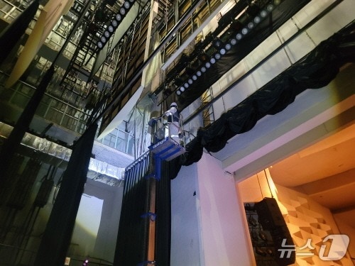 광양시가  광양문화예술회관 공연장 내 무대 관련 시설물에 대한 정밀안전진단을 실시하고 있다. &#40;광양시 제공&#41;