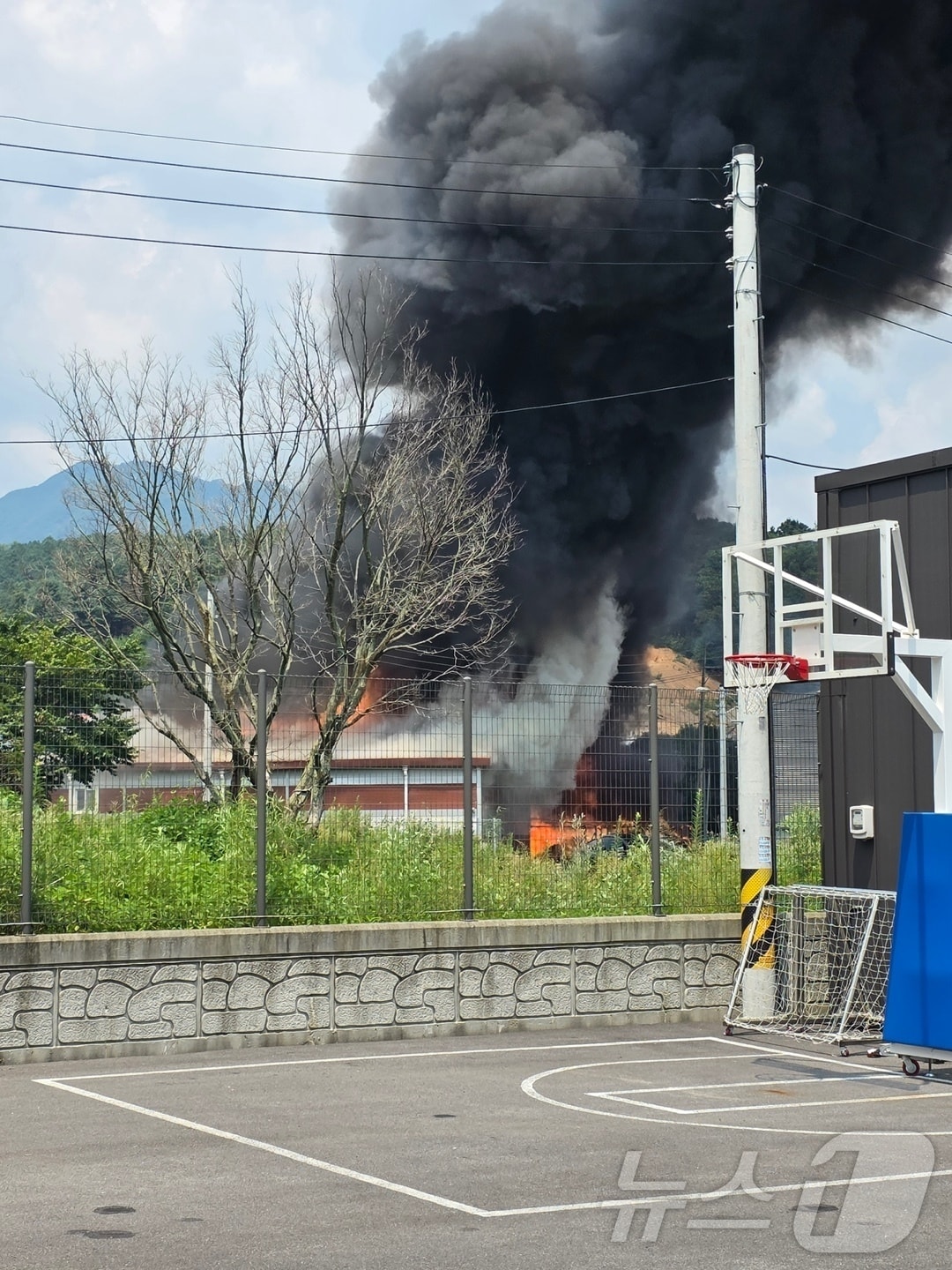 28일 낮 12시 36분께 경기 남양주시 화도읍 녹촌리 한 조명기기 보관창고에서 불이 났다.(남양주소방서 제공, 재판매 및 DB 금지) ⓒ News1 양희문 기자