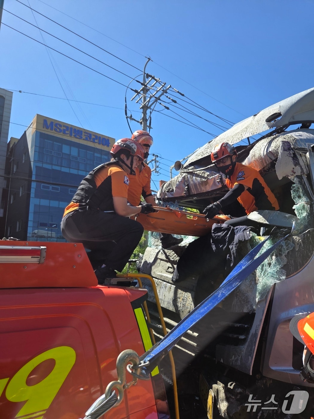28일 오전 부산 사상구 삼락동 교통사고 현장.(부산소방재난본부 제공. 재판매 및 DB 금지)