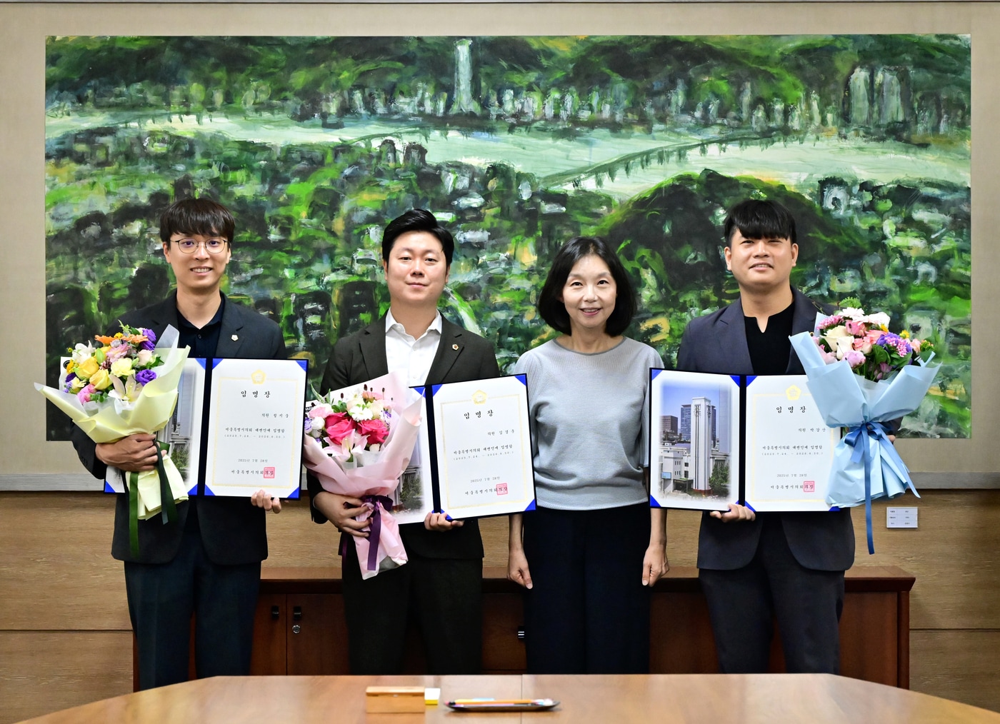 최호정 서울시의장이 28일 의장접견실에서 신임 대변인에게 임명장을 수여했다.(서울시의회 제공)