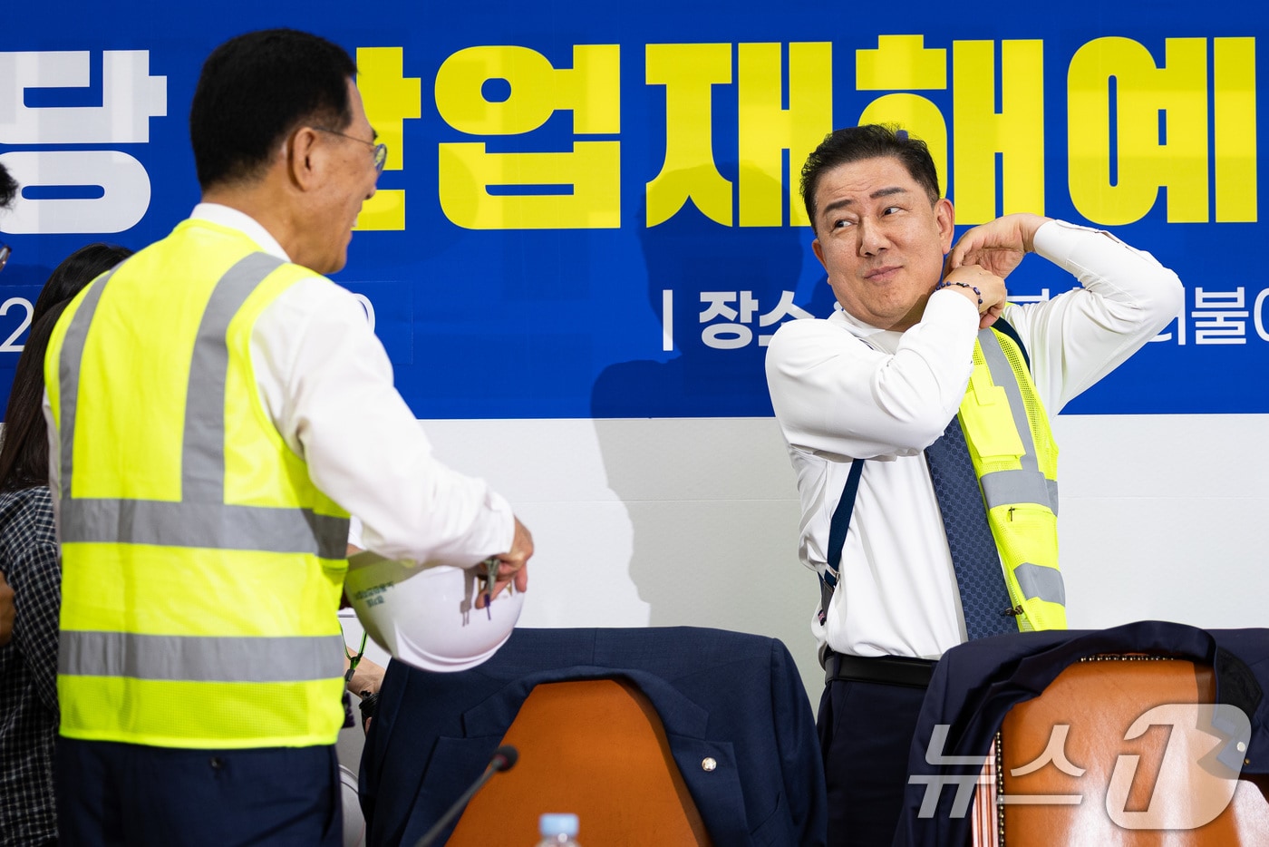 김병기 더불어민주당 당대표 직무대행 겸 원내대표가 28일 서울 여의도 국회에서 열린 더불어민주당 산업재해예방TF 출범식에서 기념 촬영을 위해 안전조끼를 입고 있다. 2025.7.28/뉴스1 ⓒ News1 유승관 기자
