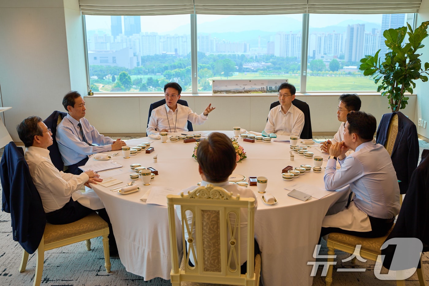 이재명 대통령이 28일 서울 용산 대통령실 청사에서 열린 오찬 주례보고회동에서 김민석 국무총리와 대화하고 있다. (대통령실 제공. 재판매 및 DB 금지) 2025.7.28/뉴스1 ⓒ News1 허경 기자