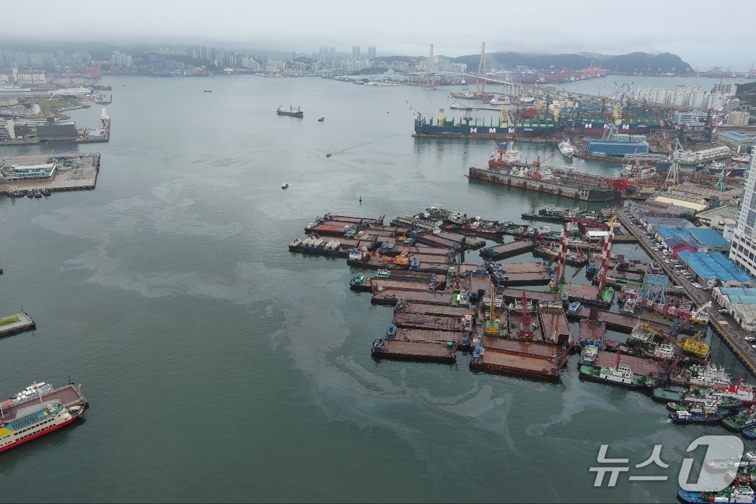 부산 영도구 봉래동 물양장 해양 오염 사고 현장.(남해해경청 제공. 재판매 및 DB 금지)