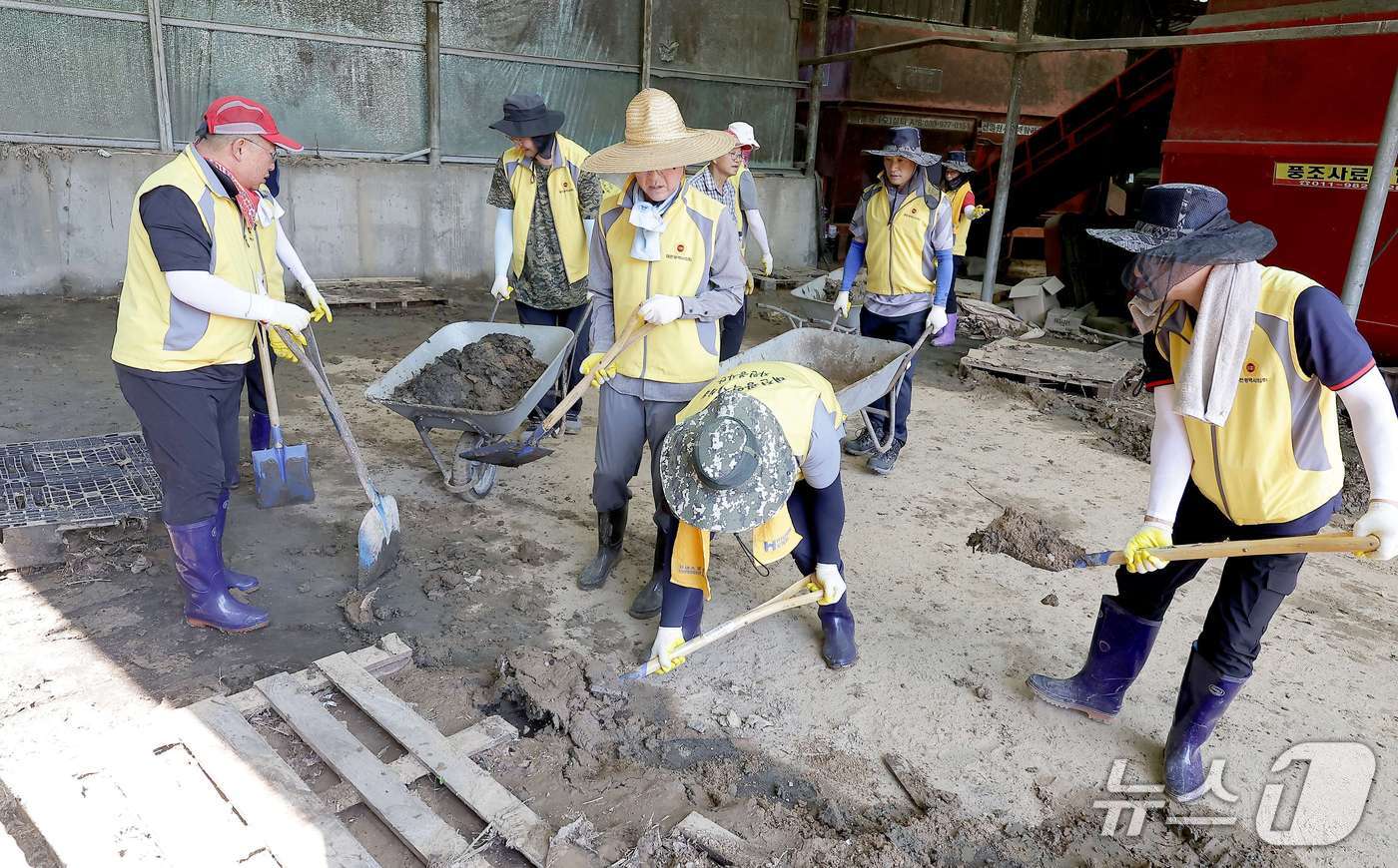 대전시의회 봉사단이 28일 충남 공주 면천면 일원에서 수해복구 봉사활동을 진행했다.(대전시의회 제공) /뉴스1