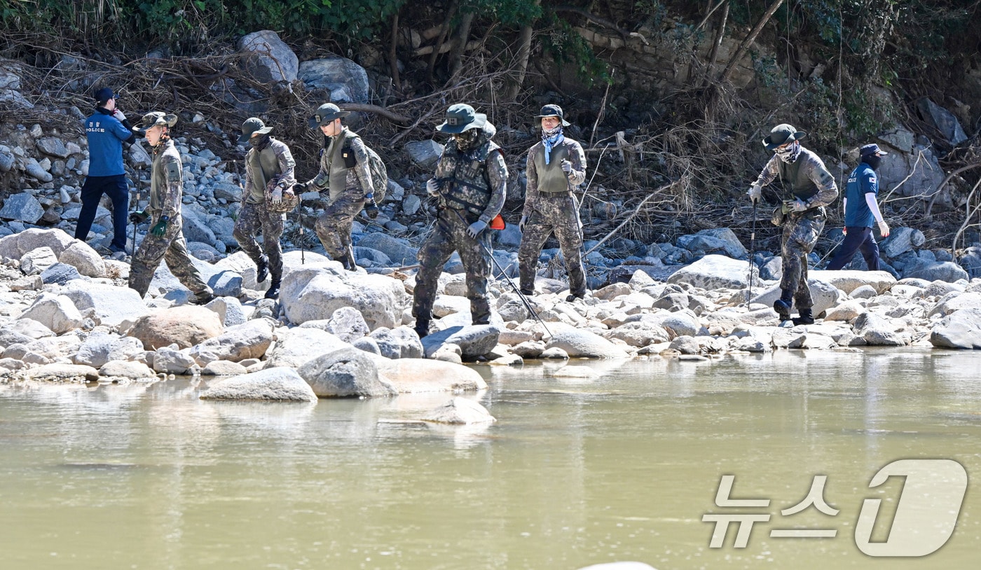 육군은 경기, 충남, 전남, 경남 등 수해지역에 연인원 26,000여명과 장비 610여대를 투입해 복구 지원을 실시하고 있다고 밝혔다. 28일 경남 산청에 투입된 39사단 장병들이 실종자 수색을 하고 있다. (육군 제공. 재판매 및 DB 금지) 2025.7.28/뉴스1 ⓒ News1 이연주 기자