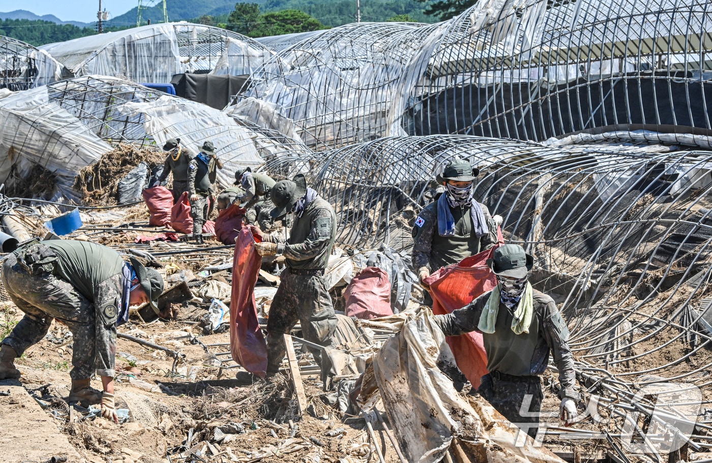 지난달 28일 경남 산청 호우피해지역에 투입된 39사단 장병들이 침수 농가 정비 및 복구를 하고 있다. (육군 제공. 재판매 및 DB 금지) 2025.7.28/뉴스1 ⓒ News1 이연주 기자