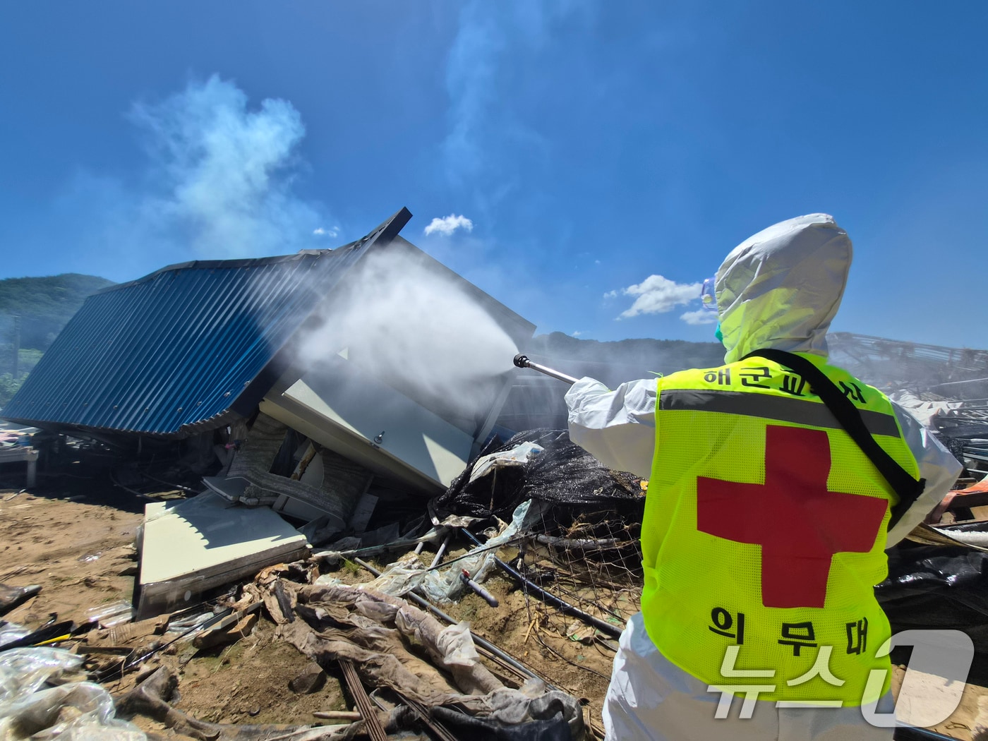  경남 산청군 야정마을 일대에서 방역 활동 중인 해군교육사령부 의무대. (해군교육사령부 제공. 재판매 및 DB 금지) 2025.7.28/뉴스1 ⓒ News1 윤일지 기자