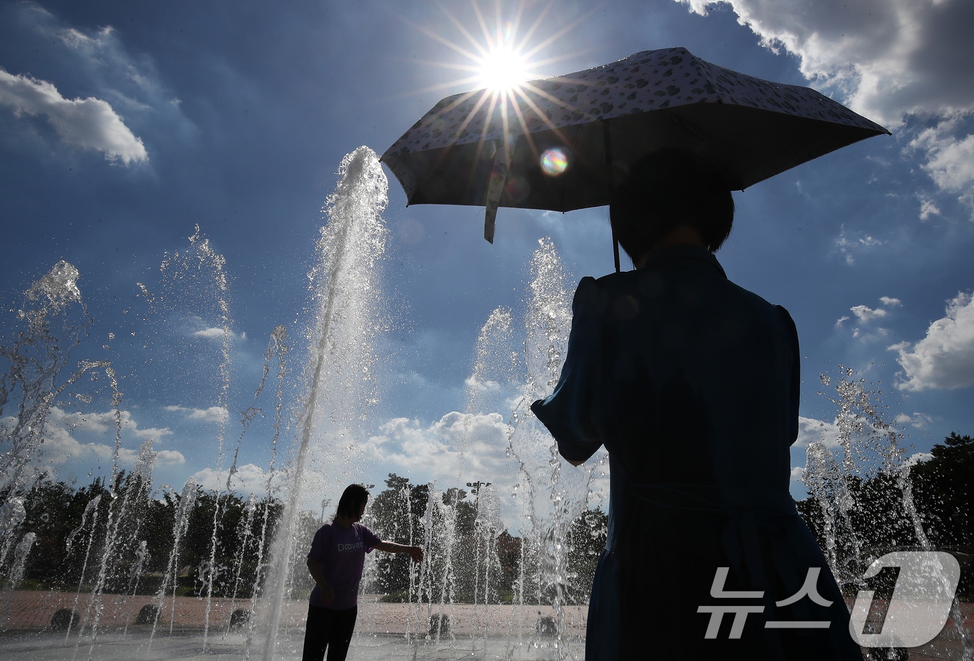 폭염이 계속된 28일 오후 대구 동구 율하체육공원을 찾은 시민들이 바닥분수에서 더위를 식히고 있다. 2025.7.28/뉴스1 ⓒ News1 공정식 기자