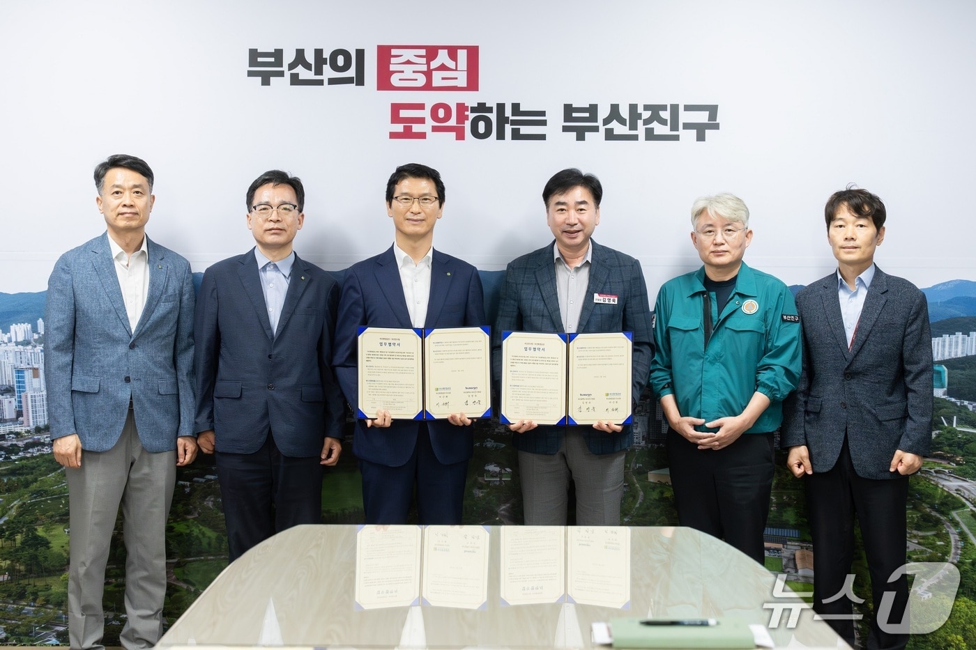 부산환경공단과 부산진구 관계자들이 하수관로 준설 업무 협약을 맺은 뒤 기념사진을 찍고 있다.(부산진구 제공.재판매 및 DB 금지)