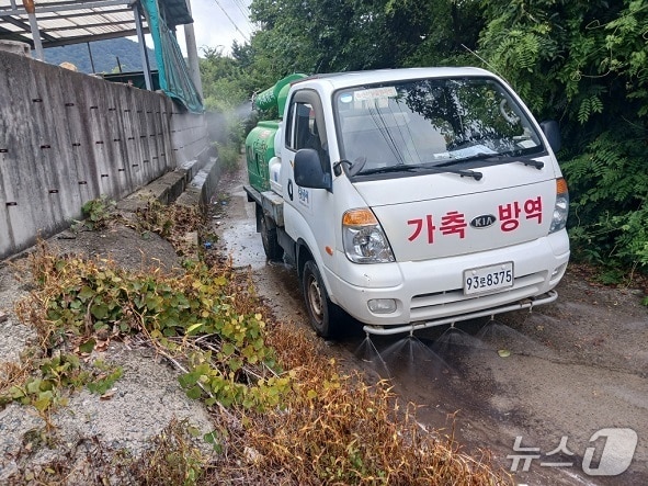 경산시 축산농가 주변 살수차 긴급 운영(경산시 제공. 재판매 및 DB금지)/뉴스1