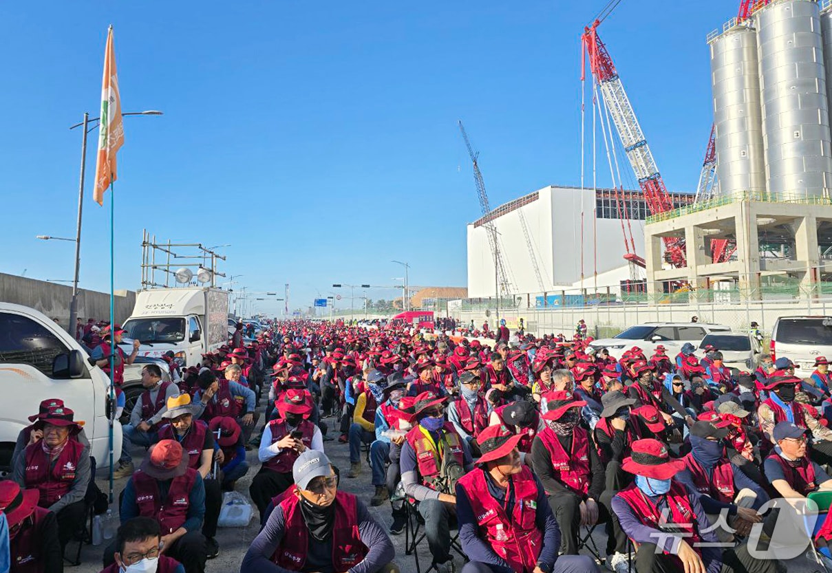 울산플랜트노조 조합원들이 지난 25일 샤힌프로젝트 현장 앞에서 파업 집회를 하고 있다. (울산플랜트건설노조 제공. 재판매 및 DB 금지) /뉴스1