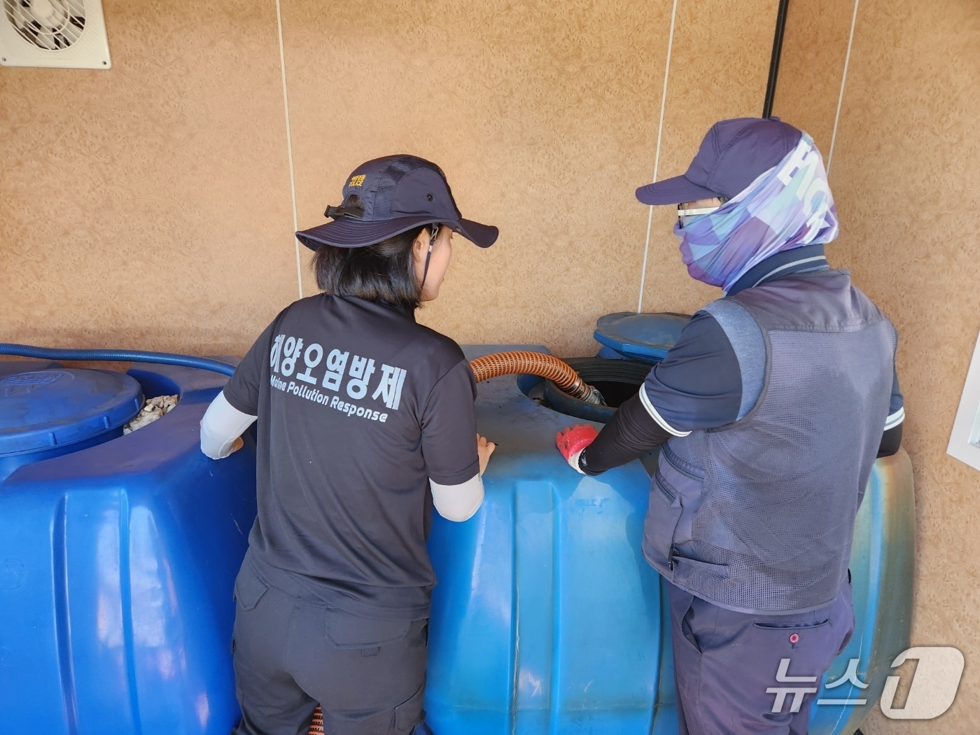 어선 선저폐수 수거하는 속초해경.(속초해경 제공, 재판매 및 Db 금지) 2025.7.28/뉴스1