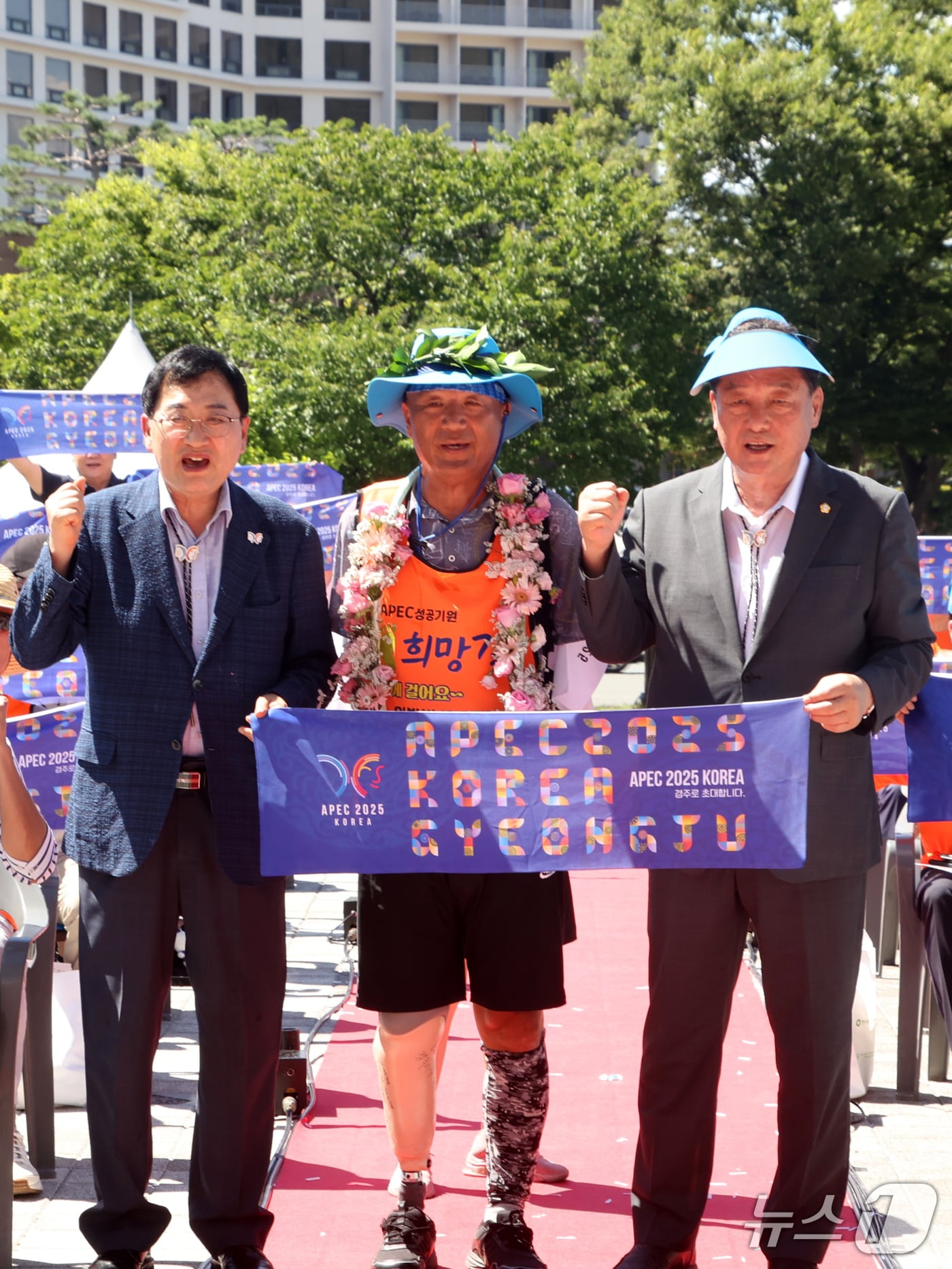 28일 APEC 2025 정상회의 성공개최와 동서 화합을 기원하며 400km 국토 종주에 나선 왼발 박사 이범석 씨가 정상회의장인 경주화백켠벤션센터에 도착한 후 주낙영 경주시장(왼쪽)과 이동협 경주시의장 등과 함께 APEC 2025 정상화의 성공개최를 위해 파이팅하고 이다. (경주시제공, 제판매 및 DB금지) 2025.7.28/뉴스1 