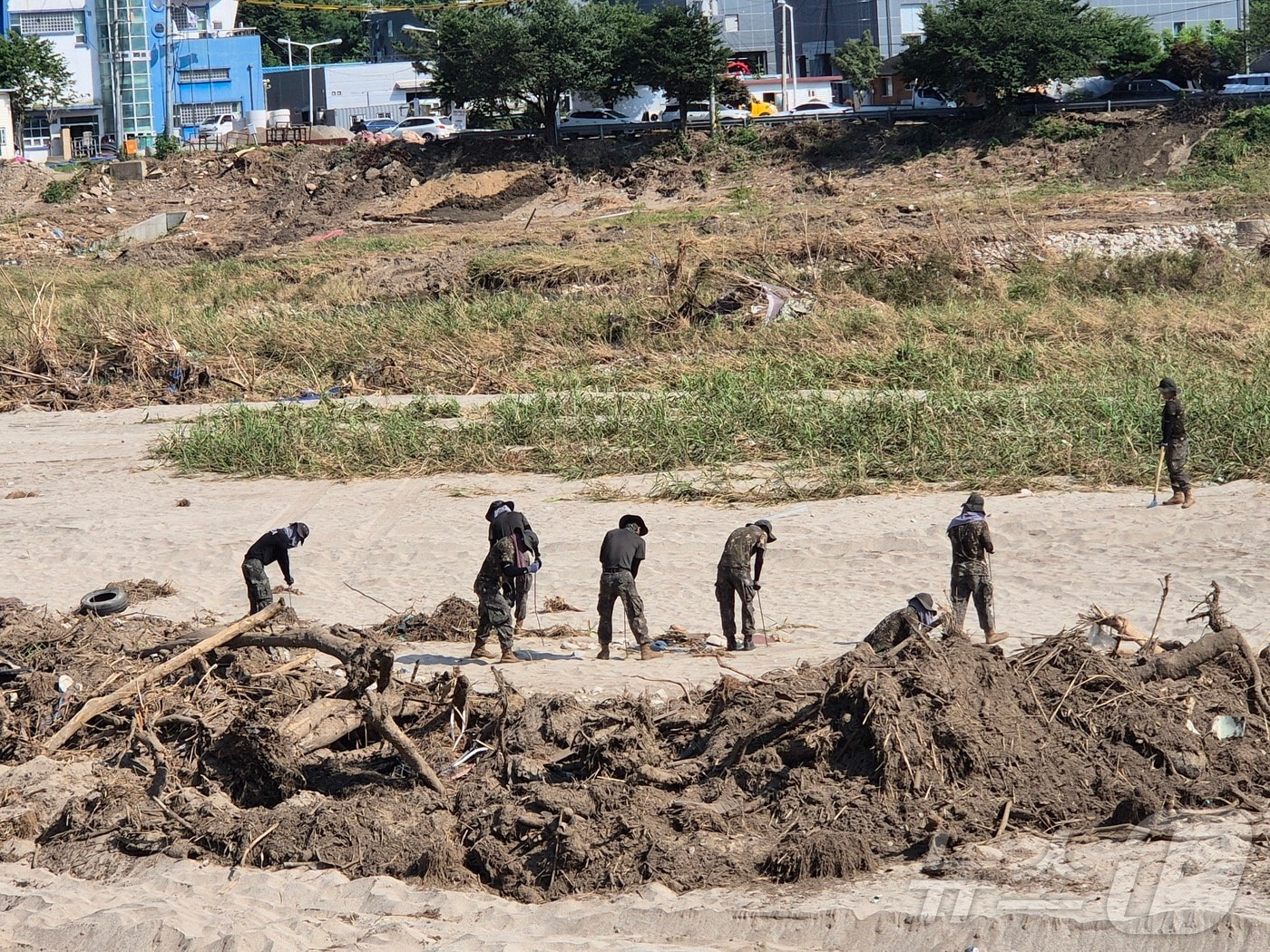 28일 경기 가평군 상면 대보교 일대에서 군 당국이 실종자를 수색하고 있다. 2025.7.28/뉴스1 ⓒ News1 양희문 기자