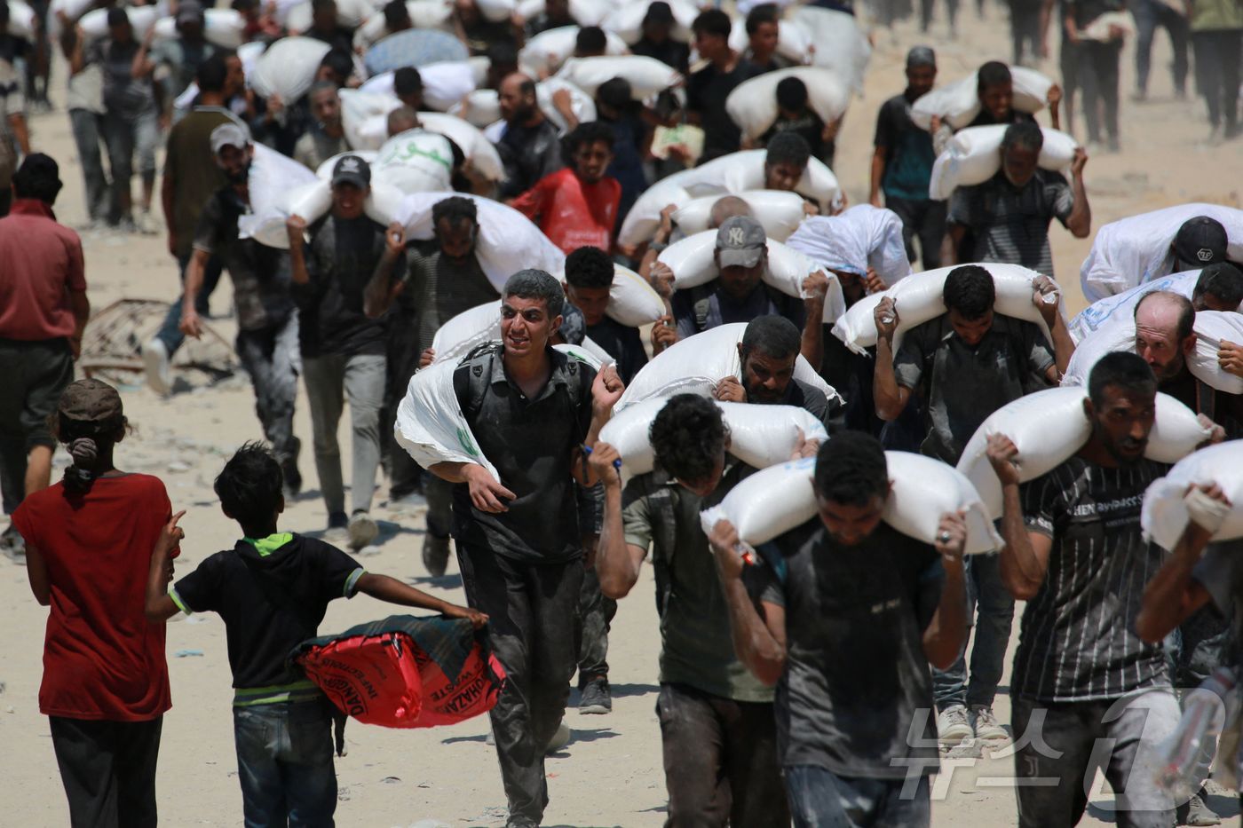구호품을 옮기는 가자지구 주민들. 2025.07.27. ⓒ AFP=뉴스1 ⓒ News1 이지예 객원기자