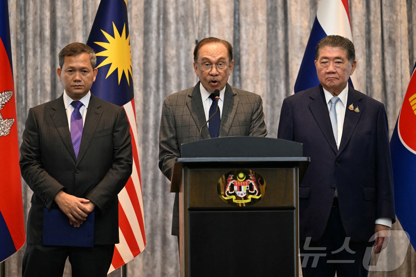 28일(현지시간) 말레이시아 푸트라자야에서 (왼쪽부터) 훈 마네트 캄보디아 총리, 안와르 이브라힘 말레이시아 총리, 품탐 웨차야차이 태국 총리가 태국과 캄보디아의 휴전 합의를 발표하고 있다. 2025.07.28 ⓒ 로이터=뉴스1 ⓒ News1 김지완 기자