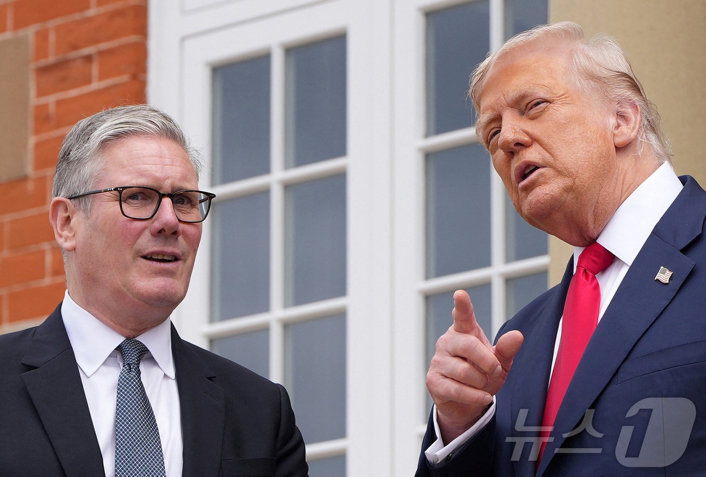 28일(현지시간) 도널드 트럼프 미국 대통령이 스코틀랜드 턴베리의 트럼프 턴베리 골프클럽에서 키어 스타머 영국 총리와 대화하고 있다. 2025.07.28 ⓒ 로이터=뉴스1 ⓒ News1 김지완 기자