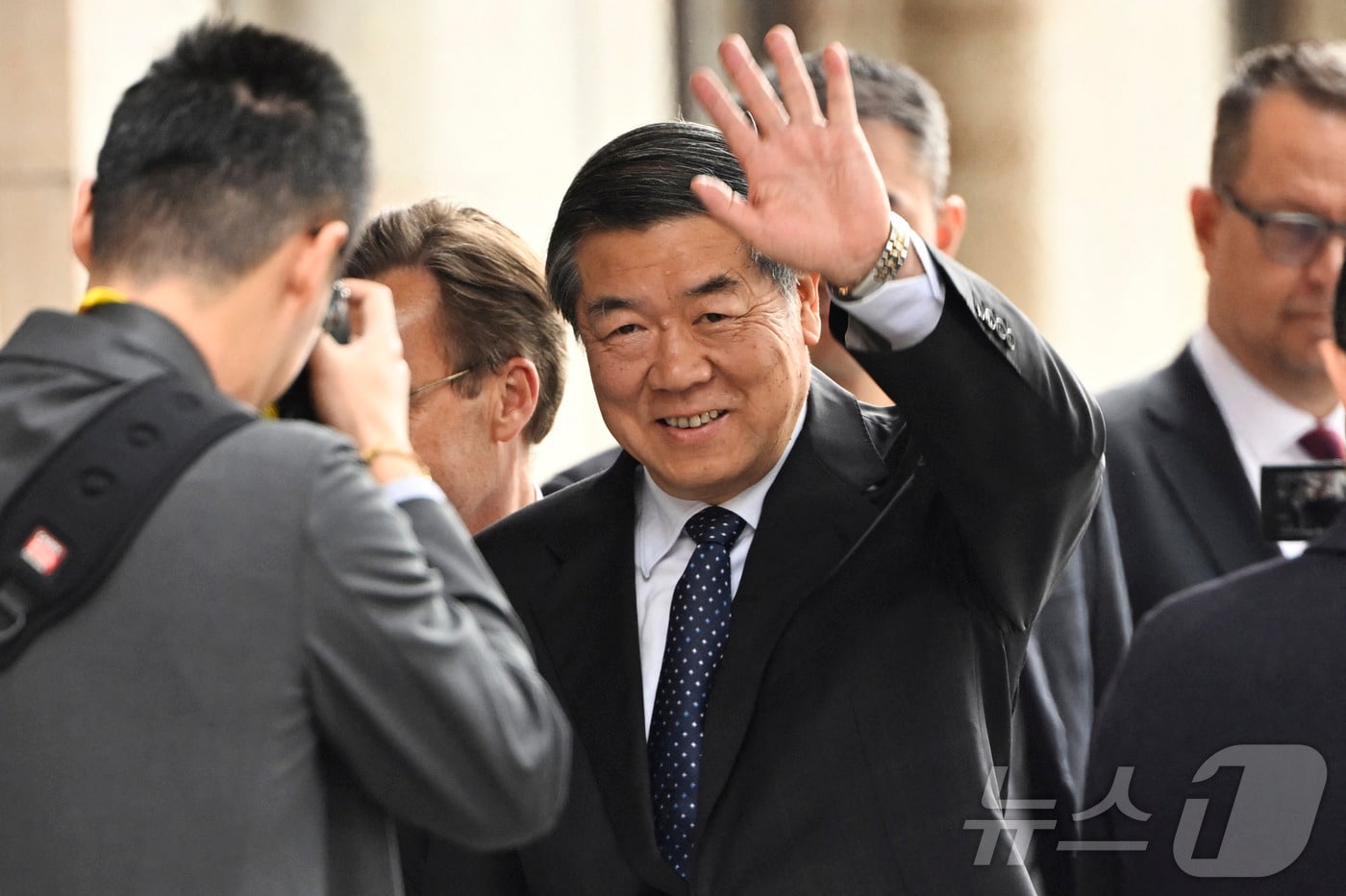 28일(현지시간) 스웨덴 스톡홀름에서 열리는 미국과 중국의 3차 장관급 무역 협상에 참석한 허리펑 중국 국무원 부총리가 협상장에 들어가기 전 손을 흔들고 있다. 2025.07.28 ⓒ AFP=뉴스1 ⓒ News1 김지완 기자