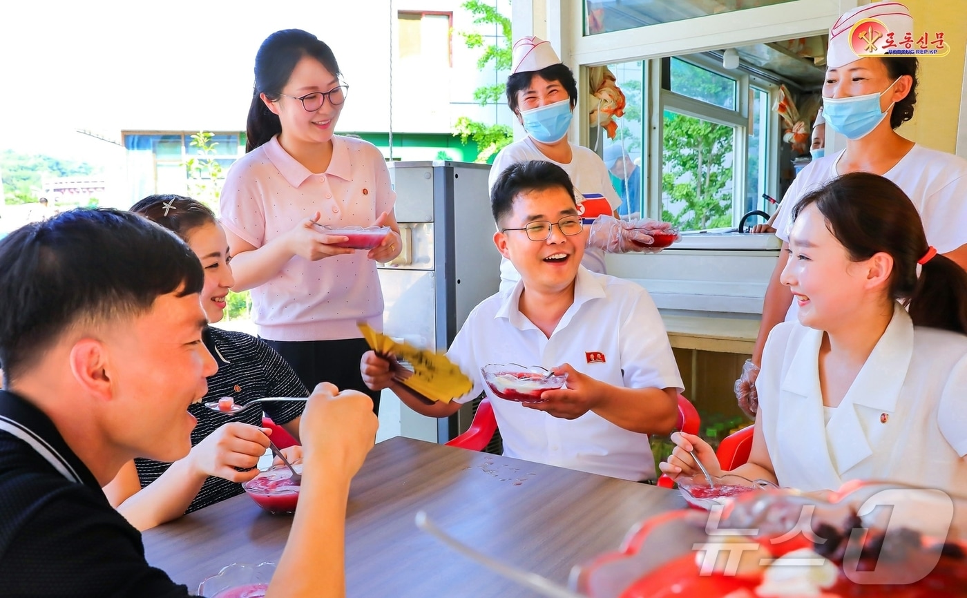 (평양 노동신문=뉴스1) = 북한 노동당 기관지 노동신문은 29일 "무더위가 지속되고 있는 요즘 수도 시민들이 누구나 즐겨찾는 곳이 있다"며 거리 곳곳에 꾸려진 빙수매대가 북적이고 있다고 전했다. 사진은 평양 모란봉구역의 한 빙수매대. [국내에서만 사용가능. 재배포 금지. DB 금지. For Use Only in the Republic of Korea. Redistribution Prohibited] rodongphoto@news1.kr