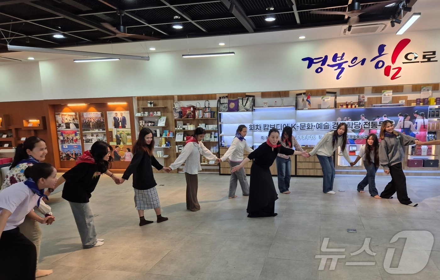 경북문화재단이 29일 캄보디아 프놈펜에 'K-문화·예술 경북학당'을 열고 현지 대학생들에게 우리 전통 무용과 음악을 가르치고 있다.ⓒ News1 김대벽기자
