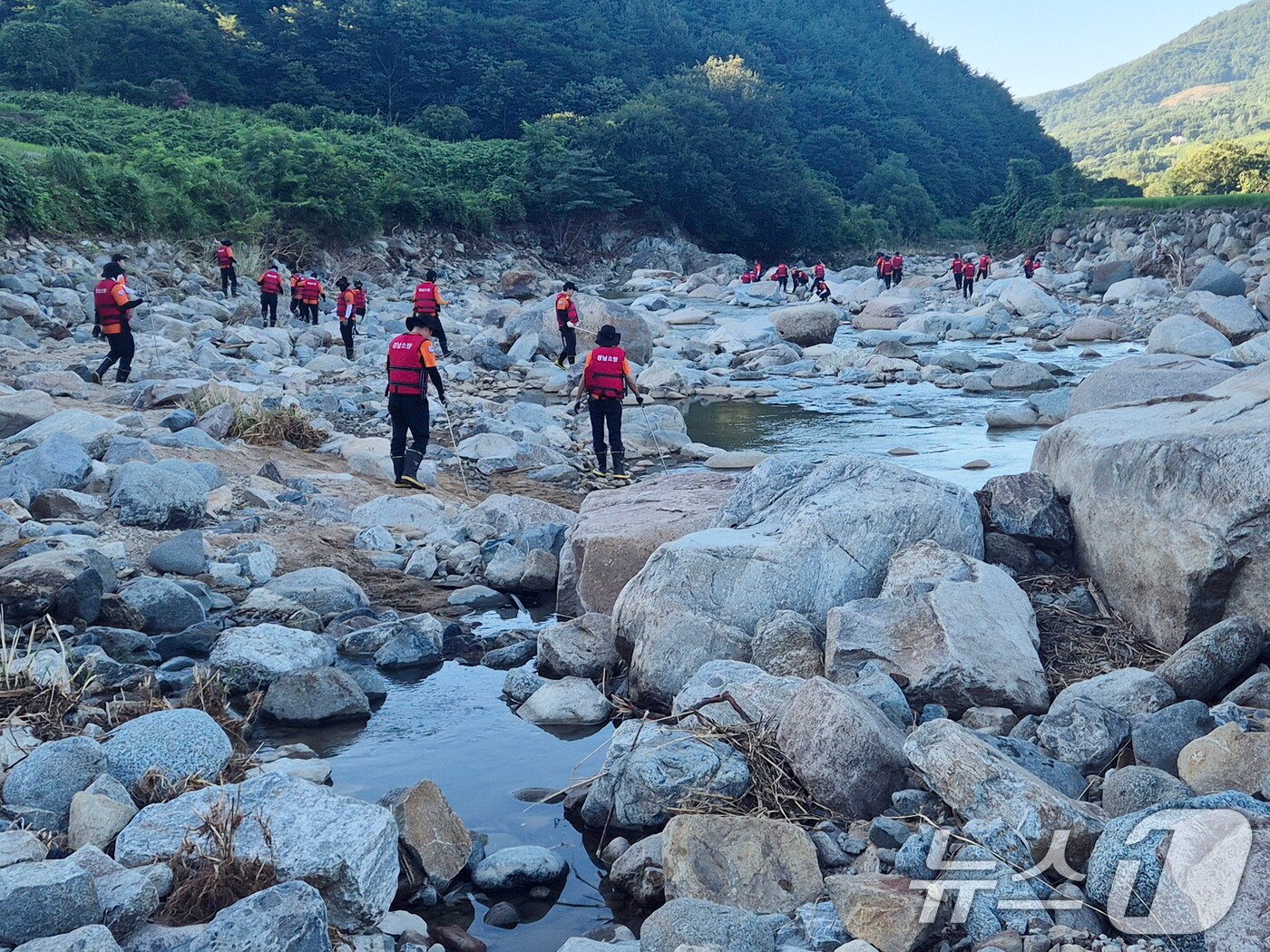 지난달 29일 오전 경남 산청군 신등면사무소 인근에서 소방대원들이 실종자 수색작업을 벌이고 있다. &#40;경남소방본부 제공. 재판매 및 DB 금지&#41; 2025.7.29/뉴스1 ⓒ News1 윤일지 기자