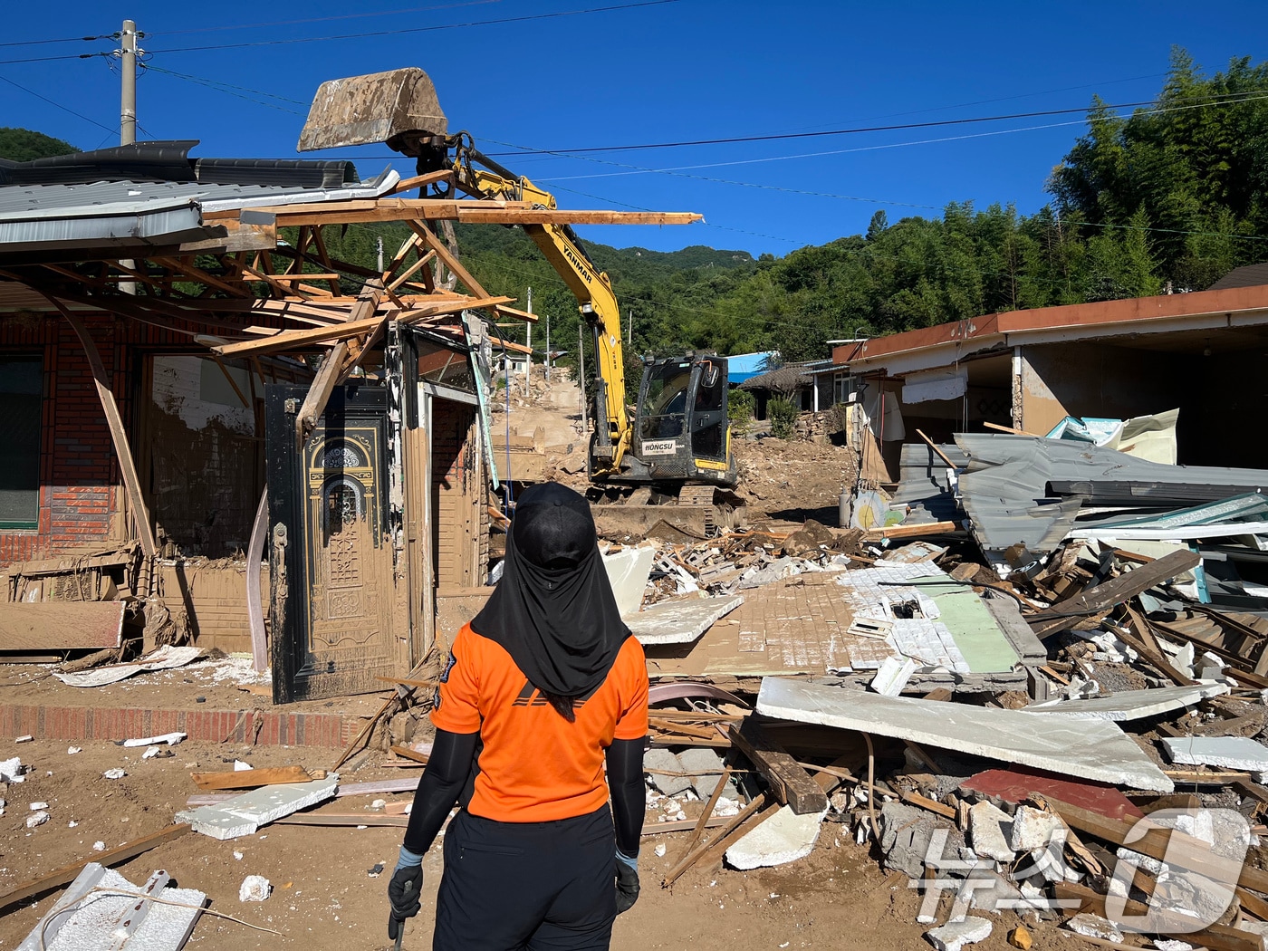 29일 오전 경남 산청군 신등면 율현마을에서 소방대원들이 실종자 수색작업을 벌이고 있다. &#40;경남소방본부 제공. 재판매 및 DB 금지&#41; 