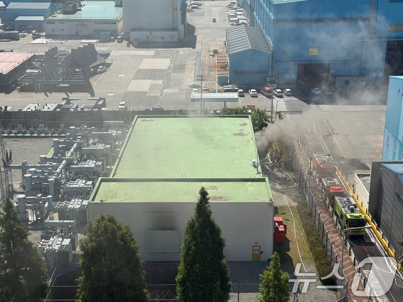 29일 오전 전남 영암군 삼호읍 삼포리의 HD현대삼호 조선소내 지하공동구역에서 화재가 발생해 검은 연기가 올라오고 있다. 이 조선소에서는 전날 오후 11시 21분쯤 불이 났다. (독자제공) 2025.7.29/뉴스1 ⓒ News1 김태성 기자