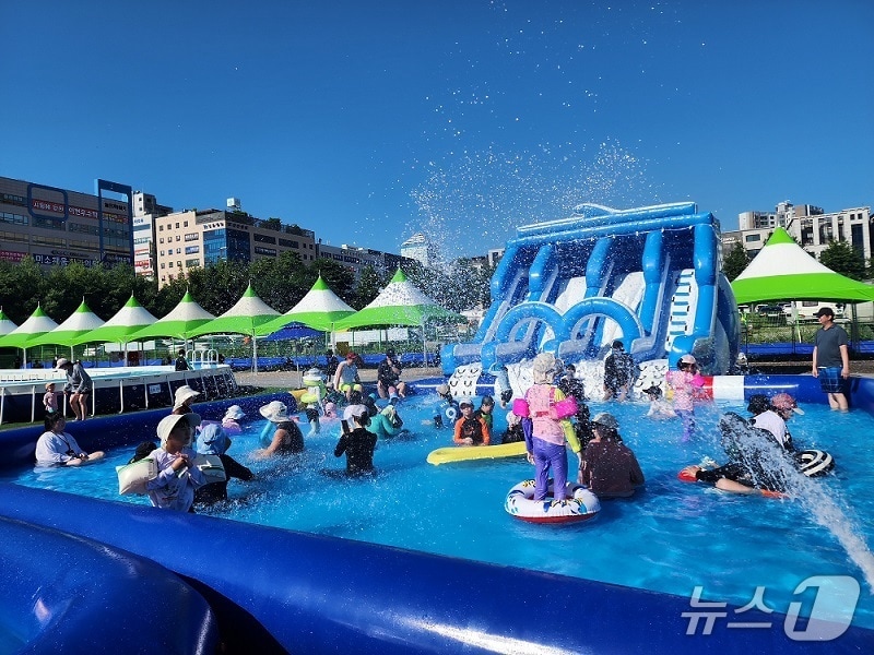 경기 파주시가 지난 25일 새롭게 개장한 공공 물놀이장인 운정 가족형 물놀이장. &#40;파주시 제공, 재판매 및 DB금지&#41;