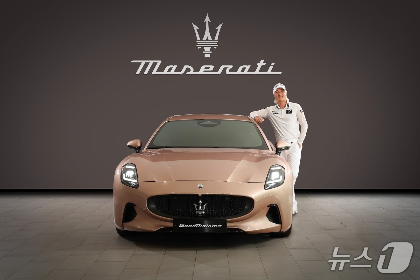 마세라티 공식 딜러사 스텔라오토모빌이 운영하는 판교 전시장에서 28일 프로골퍼 허인회 선수가 마세라티 고성능 전기 스포츠카 '그란투리스모 폴고레'와 함 기념 사진을 촬영한 모습(마세라티 코리아 제공). 2025.07.28.