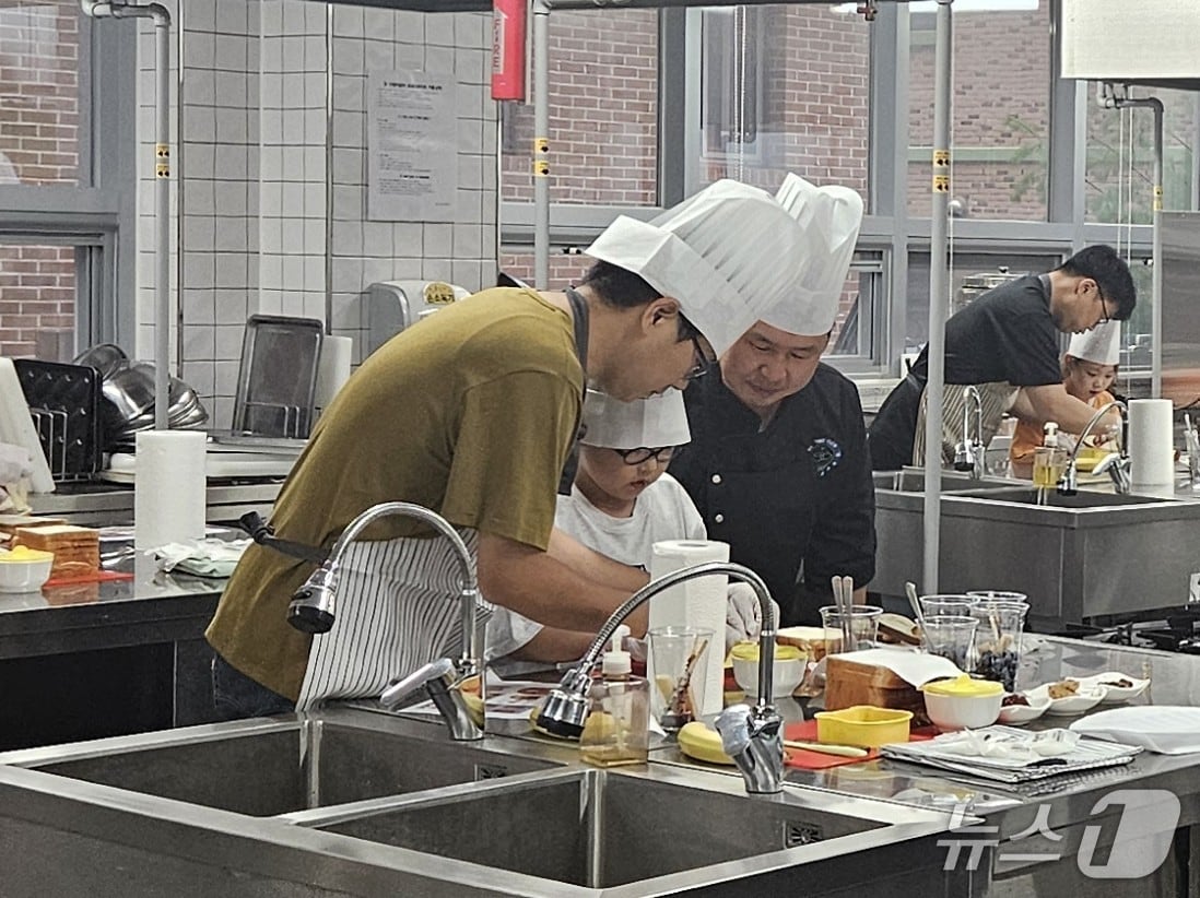 1기 아버지 교실에 참가한 학부모들이 자녀와 함께 요리를 하고 있다.(화성오산교육지원청 제공)