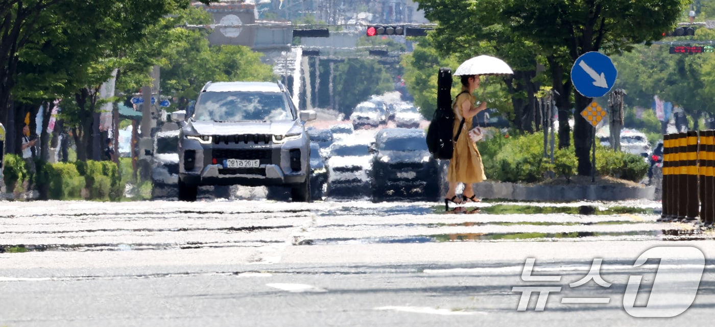연일 무더위가 기승을 부리며 폭염경보가 이어진 29일 전북 전주시 효자로 위로 지열로 인한 아지랑이가 피어오르고 있다. 2025.7.29/뉴스1 ⓒ News1 유경석 기자