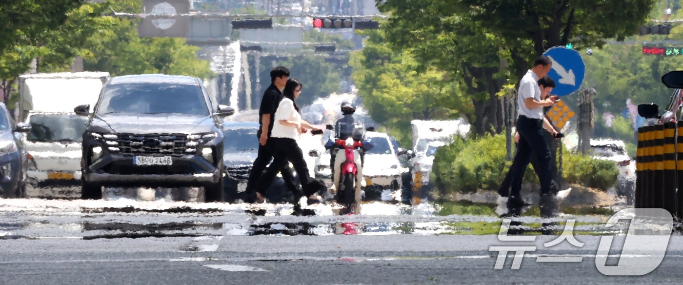 연일 무더위가 기승을 부리며 폭염경보가 이어진 29일 전북 전주시 효자로 위로 지열로 인한 아지랑이가 피어오르고 있다. 2025.7.29/뉴스1 ⓒ News1 유경석 기자