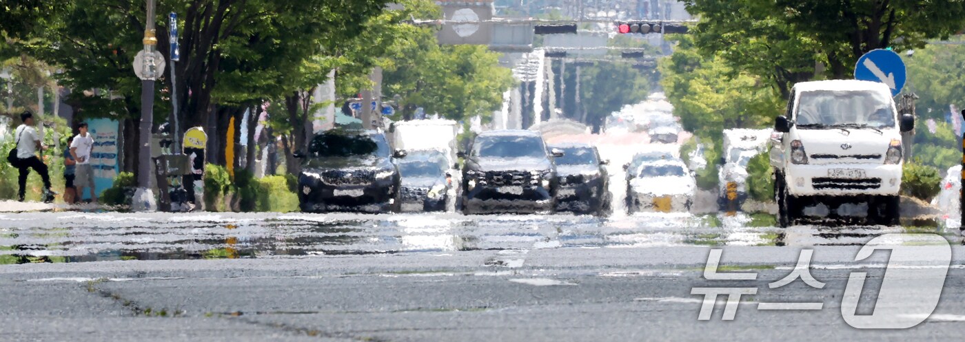 연일 무더위가 기승을 부리며 폭염경보가 이어진 29일 전북 전주시 효자로 위로 지열로 인한 아지랑이가 피어오르고 있다. 2025.7.29/뉴스1 ⓒ News1 유경석 기자