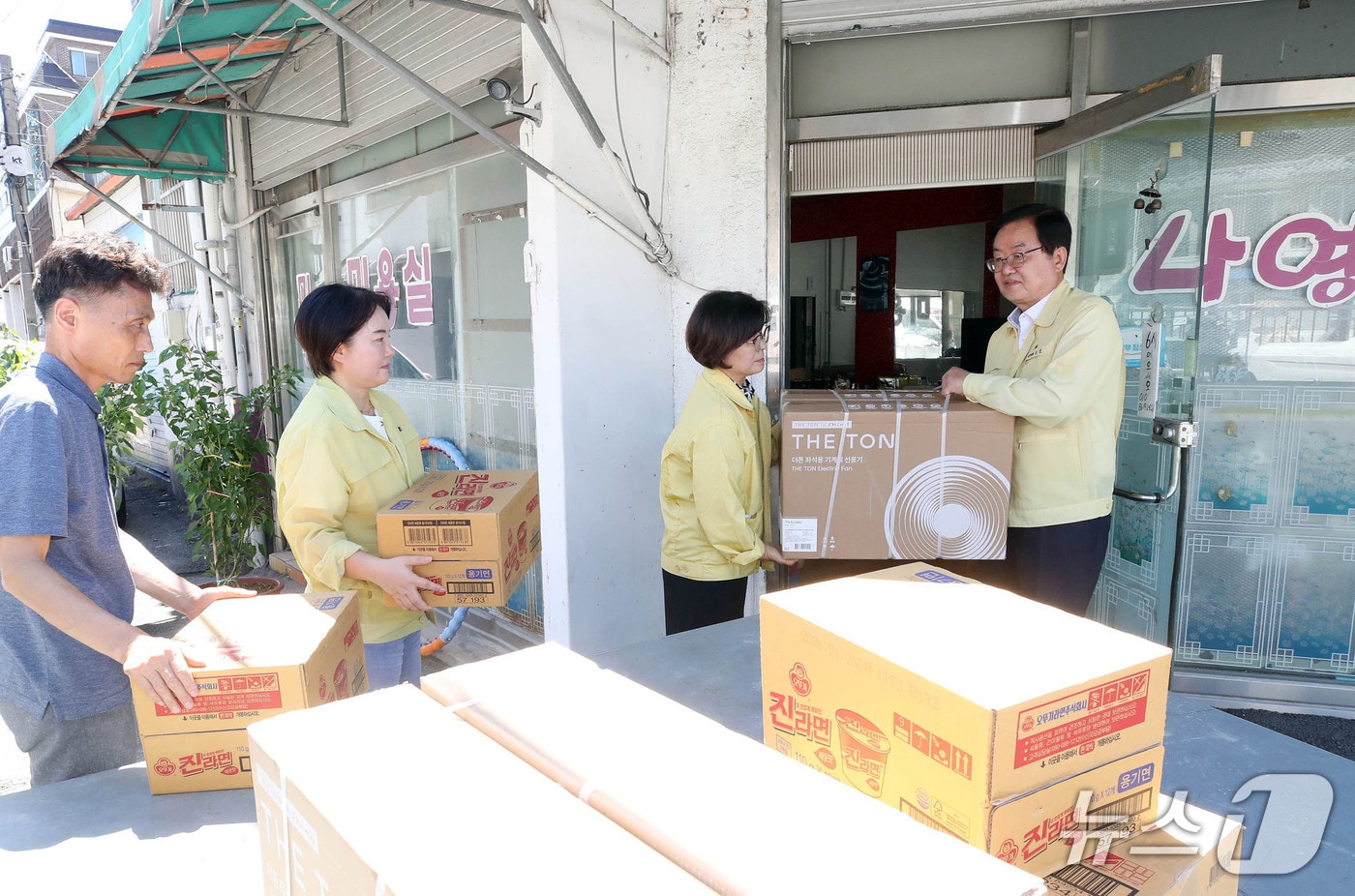 29일 문인 광주 북구청장이 집중호우로 피해를 입은 주민들을 위해 모인 의연물품을 수해 가구에 전달하고 있다.(광주 북구 제공. 재판매 및 DB 금지)