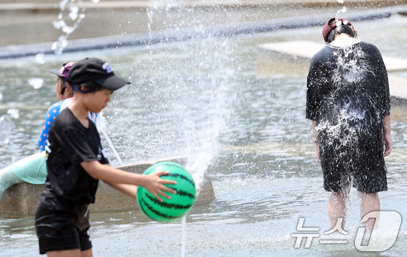 연일 극한 폭염이 이어지고 있는 가운데 서울 여의도 물빛광장에서 아이들이 더위를 식히고 있다. 2025.7.29/뉴스1 ⓒ News1 김명섭 기자