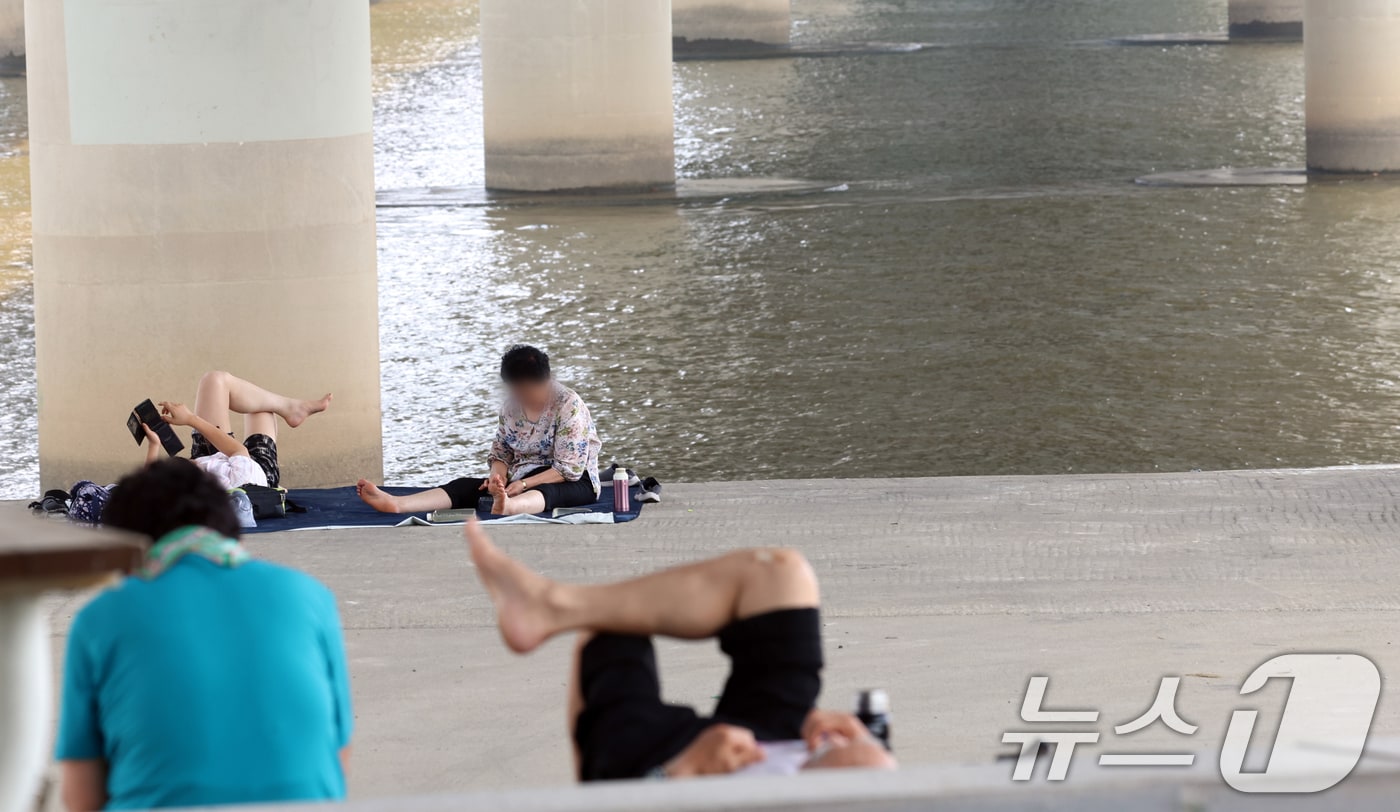 서울 마포대교 아래에서 시민들이 휴식을 취하고 있다. /뉴스1 ⓒ News1 김명섭 기자