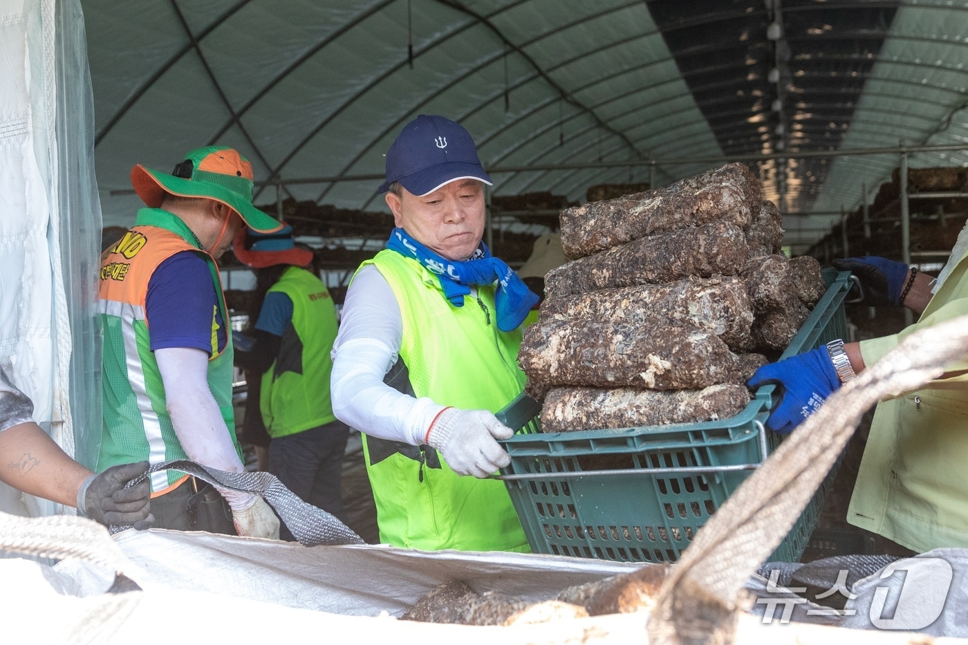 박승원 광명시장이 충남 예산군에서 수해복구 봉사활동을 하고 있다.&#40;광명시 제공&#41;