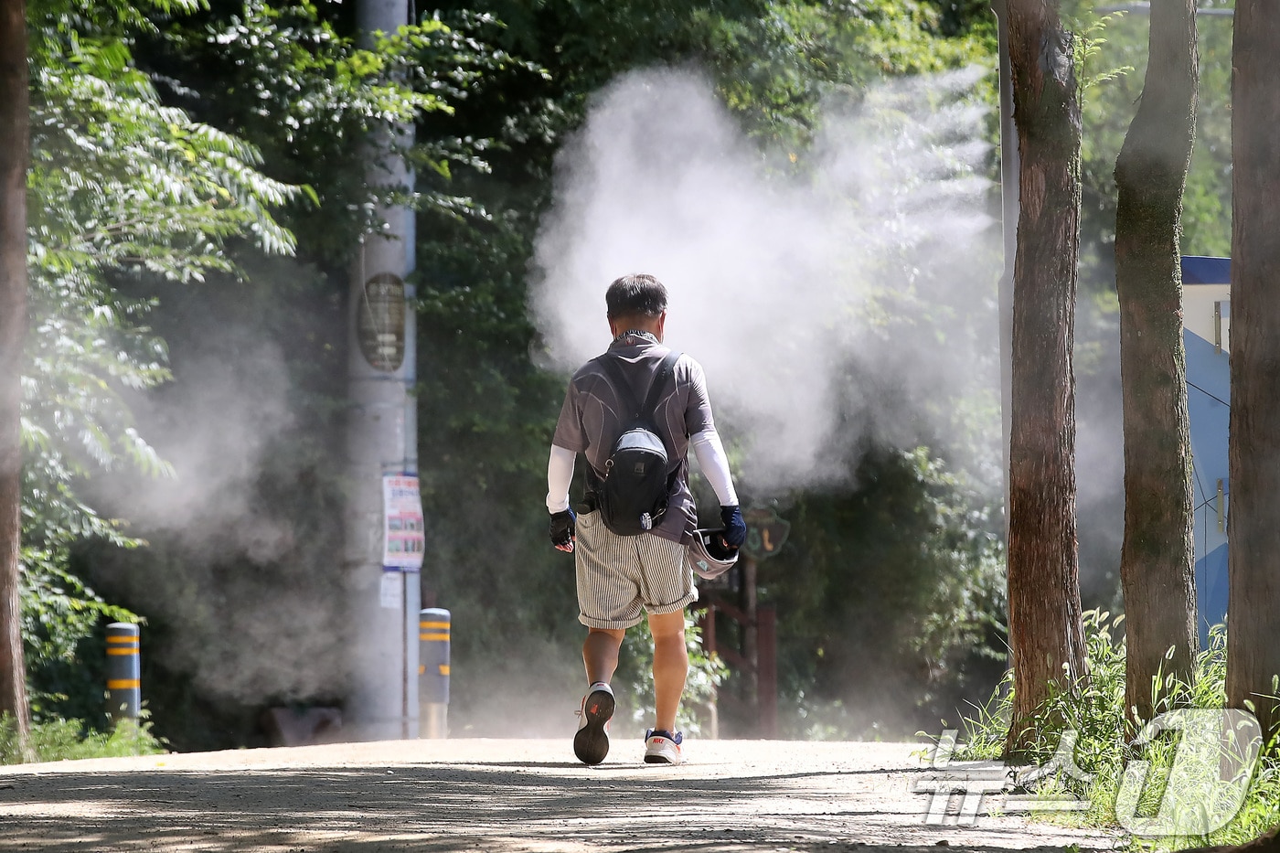 연일 폭염이 이어진 29일 오후 대구 남구 앞산 고산골에서 시민들이 쿨링포그가 가동된 등산로를 걷고 있다. 2025.7.29/뉴스1 ⓒ News1 공정식 기자